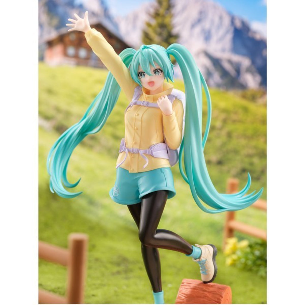 Banpresto Hatsune Miku Holiday Memories Mountain Climbing Figure