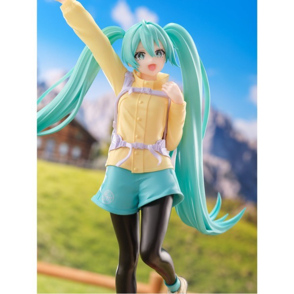 Banpresto Hatsune Miku Holiday Memories Mountain Climbing Figure